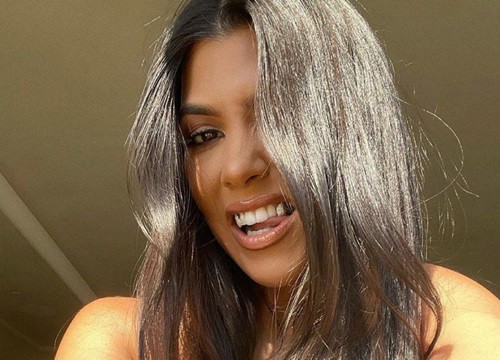 Kourtney Kardashian gắn đá quý lên răng