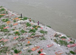 Lũ sông Hằng làm lộ ra hàng trăm thi thể Covid-19