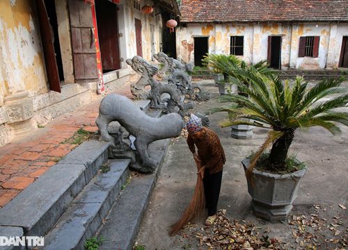 Ngôi đình độc lạ ở Hà Nội với tư thế rồng quay ngược