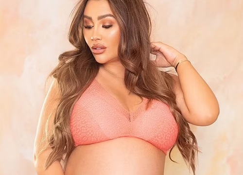 Người đẹp Lauren Goodger diện nội y gợi cảm khoe bụng bầu