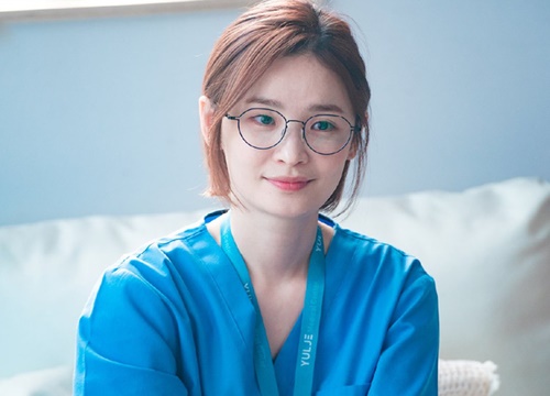 "Quỷ thần" ở Hospital Playlist - Jeon Mi Do: Đóa hoa nở muộn của điện ảnh Hàn, lăn lộn showbiz hơn 10 năm vẫn sợ MXH