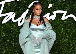 Rihanna mặc váy không "nội y", khoác vai bạn trai ra phố