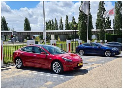 Tesla sẽ cho các đối thủ sạc chung xe điện