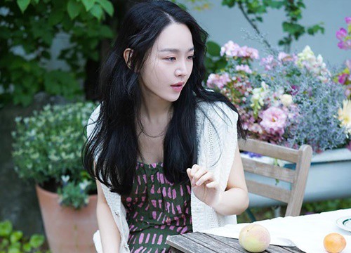 "Anh hậu" Shin Hye Sun bị chụp lén ở hậu trường phim, ảnh mờ vẫn bao xinh nhưng sao "chị bé" gầy quá rồi!