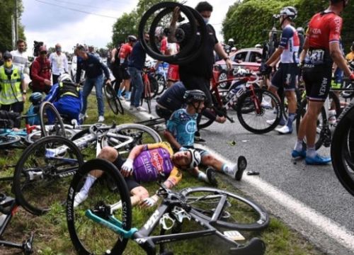 Bắt fan nữ gây tai nạn liên hoàn ở Tour de France