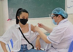 "Dở khóc dở cười" chuyện mặc gì đi tiêm vaccine