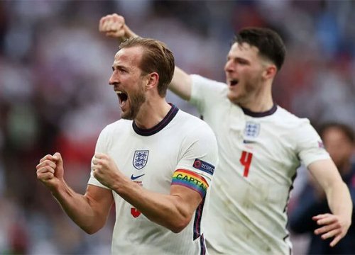 Harry Kane dừng phỏng vấn để tận hưởng không khí chiến thắng