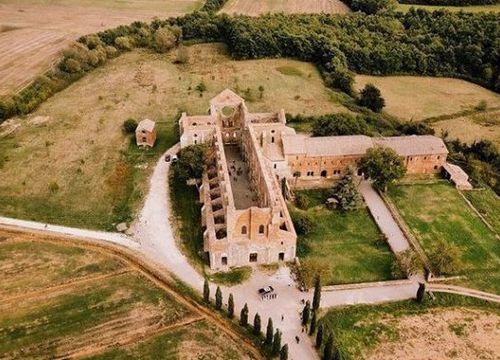 Du lịch Italy: Khám phá tu viện không mái nằm 'lặng' giữa thung lũng xanh ngắt ở Tuscany