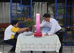 Ngoài việc đòi bạn gái trinh tiết, người đàn ông U40 còn "hứng đá" vì hành động kém lịch sự với nữ chính!