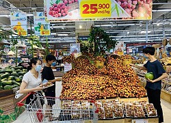 Tranh cãi hành động chọn từng quả vải trong siêu thị của người mua hàng: Làm như vậy có sai quy định?