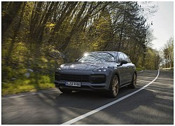 Porsche Cayenne bổ sung phiên bản mạnh nhất từ trước tới nay, tăng tốc nhanh khiến Lamborghini Urus 'ngửi khói'