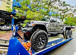 Xôn xao hình ảnh Jeep Gladiator độ 6 bánh 'khổng lồ' về Việt Nam nhưng đây mới là sự thật