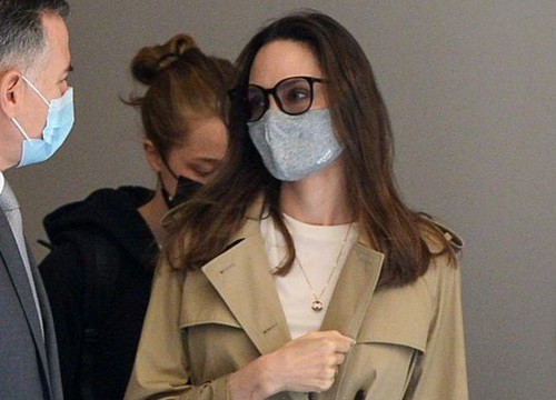 Angelina Jolie diện 6 bộ váy áo khi du lịch Paris