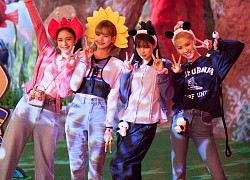 BLACKPINK lộ ảnh "quậy tung" công viên Everland: Lộ hết visual thật, Jennie mặc cái gì mà body thần thánh bị dìm thế này?