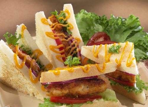 Cách làm sandwich kẹp chả tôm cho bữa sáng đầy năng lượng