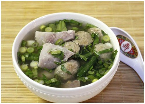 Canh bò viên nấu khoai môn cho bữa cơm chiều