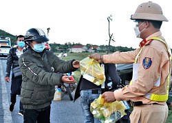 CSGT Hà Tĩnh tặng bánh mì, nước uống cho người đi xe máy về quê