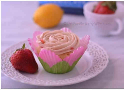 Cupcake dâu tây + chanh cặp đôi hoàn hảo