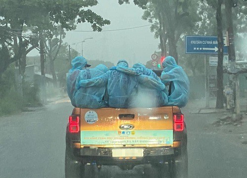 Đội hình khử khuẩn: Da sưng tấy, bỏng rát có là gì "vì tâm mình nặng"