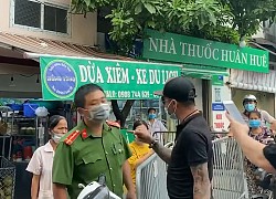 Hà Nội: Cặp vợ chồng xăm trổ hung hăng thách thức công an, đạp rào "thông chốt" vào chợ Yên Phụ, còn tự livestream để... làm bằng chứng!