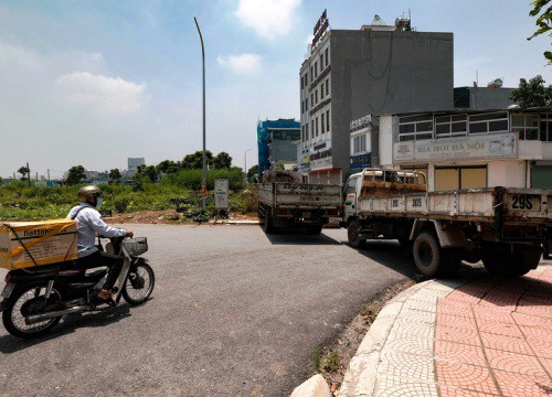 Hà Nội: Dựng gạch, thùng container, xe tải làm chốt phong tỏa