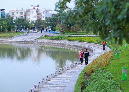 Hẹn hò công viên mùa dịch, nam thanh niên chạy thục mạng khi thấy bóng công an, bỏ lại bạn gái xinh đẹp