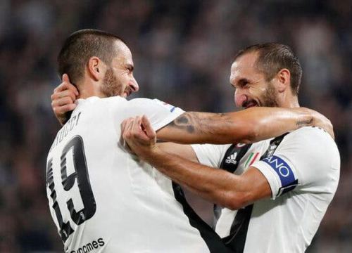 HLV Allegri dằn mặt Bonucci: 'Muốn làm đội trưởng thì đeo nó ngoài đường'