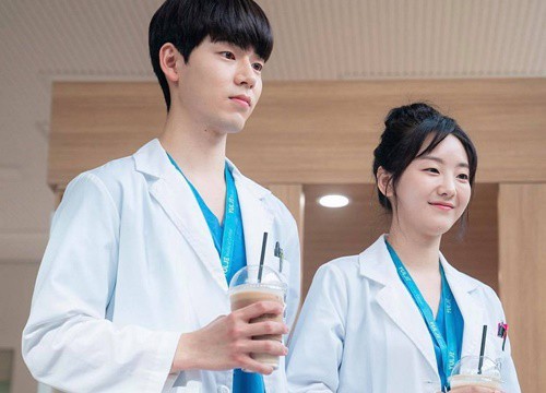 'Hospital Playlist 2': Dàn bác sĩ 'em út' nhan sắc nổi 'bần bật' của bệnh viện Yulje