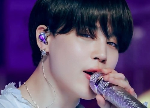 Jimin gây 'sốt' với nhan sắc và giọng hát tại BTS Live Lounge