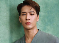 Khoảnh khắc gây sốt nhất hôm nay: Gặp nhóc tì bị tuột dây áo, Jackson Wang (GOT7) có hành động tinh tế khiến netizen nức nở