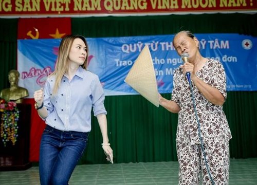 Không thể đáng yêu hơn: Mỹ Tâm nhường sân khấu, nhắng nhít múa phụ họa cho cụ bà hát rap cực sung