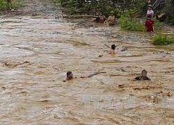 Khuyến cáo người dân không đánh bắt tôm, cá trên sông, suối trong mùa mưa lũ