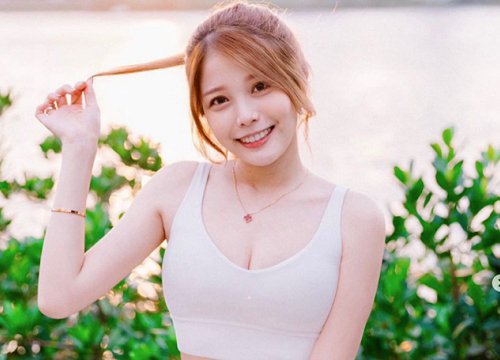 Làm thử thách mặc bikini trên sóng, nữ YouTuber nóng bỏng than thở: "Như thế này nguy hiểm quá"