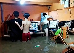 Mặc kệ lũ lụt ngập cả mét, quán net Philippines vẫn chật kín game thủ rủ nhau đến "combat" như thường