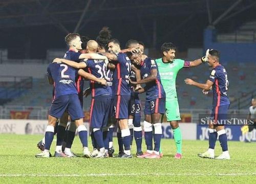 Malaysia khác rồi, M-League vẫn đá giữa đại dịch