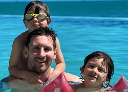 Messi chơi &#8216;bóng ma&#8217; với con trai