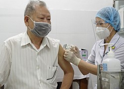 Người trên 65 tuổi cần chú ý gì sau tiêm vaccine Covid-19?