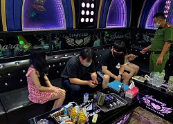 Nữ nhân viên quán karaoke tiếp khách nước ngoài trong đợt dịch