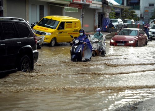 Phố Vũ Trọng Phụng ngập sau cơn mưa lớn, di chuyển khó khăn