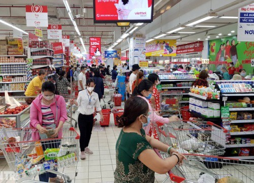 Sau nhiều tranh cãi, chốt lại nước đóng chai, sữa... là hàng thiết yếu