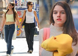 Suri Cruise diện croptop đi dạo với mẹ, vòng eo con kiến cùng đôi chân dài gây sốt