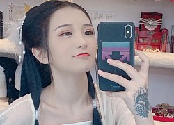 Tắt nhầm app, lộ mặt thật khi đang lên sóng, nữ streamer xinh đẹp bỗng hóa "bà thím già nua" khiến người xem hoảng loạn