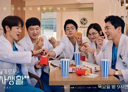 Trailer nửa sau 'Hospital Playlist 2': Jeong Won 'diện' cây hồng đi cầu hôn, IkSong có nguy cơ 'lật thuyền'?