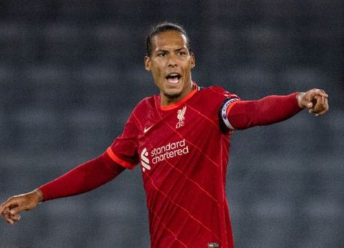 Van Dijk trượt ngã trong ngày tái xuất khiến Liverpool bại trận