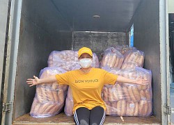 Việt Hương thuê cả xe tải chở bánh mì, trứng phát cho bà con khắp nơi