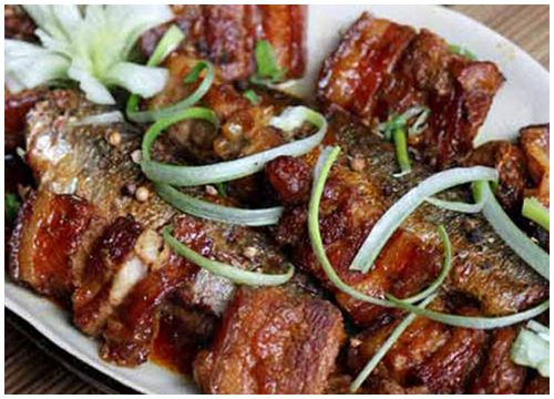 Cá kho tộ với trà xanh