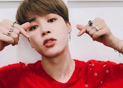 Jimin BTS luôn giữ biểu tượng tình yêu ARMY bên mình