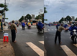 Ông chú Bình Phước trao nước tận tay cho đoàn xe máy về quê