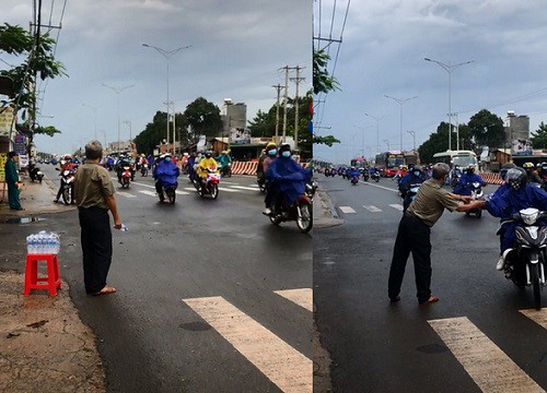 Ông chú Bình Phước trao nước tận tay cho đoàn xe máy về quê