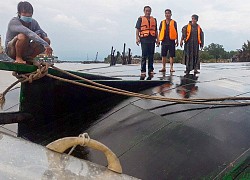 Dông gió lớn lật úp sà lan trên sông Đồng Nai, cứu kịp hai thuyền viên